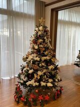 クリスマスツリー飾りつけ