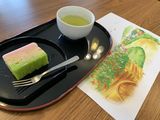 三層の蒸し菓子と笑顔