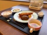 アラカルトメニュー「和牛ハンバーグ、エビフライ」