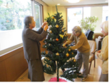 館内をクリスマスの設えにしていっています その③