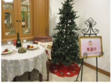 館内をクリスマスの設えにしていっています。