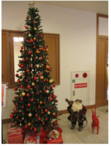 館内をクリスマスの設えにしていっています　その④