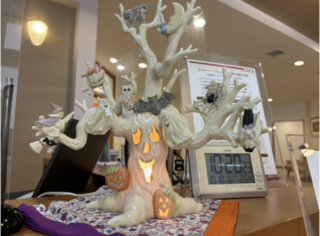フロントにハロウィーンの設えをしました