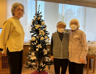 クリスマスツリーを飾りました その➂～3階のクリスマスツリー～