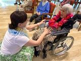 椅子に座って南国気分♪「座ってフラダンス」のひととき