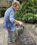 土に触れる