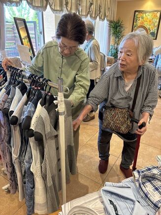 ファッションショー開催？　衣料品販売
