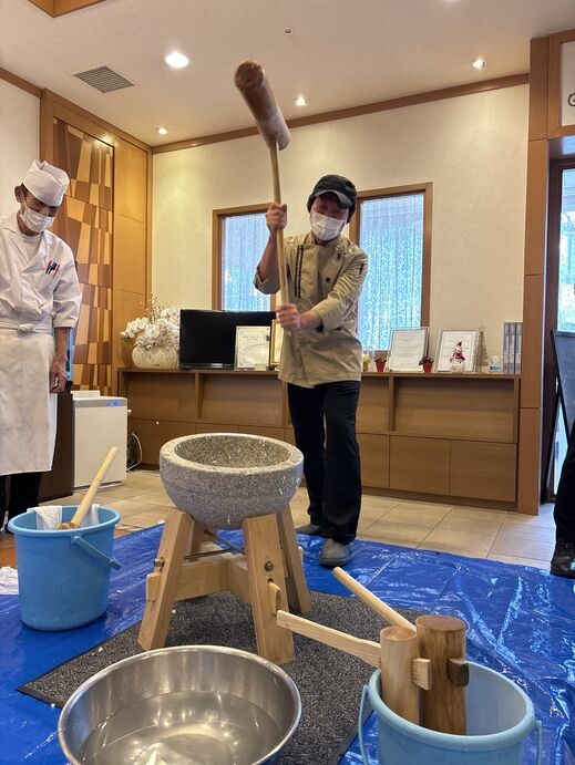 餅つきコンパス店長.jpg