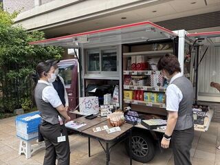 『走るデパ地下』スイーツの移動販売デー
