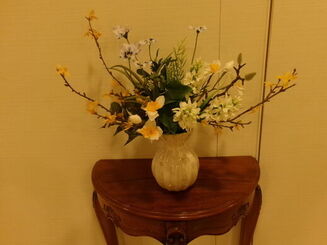 館内は一足早い春らしいお花が満開です